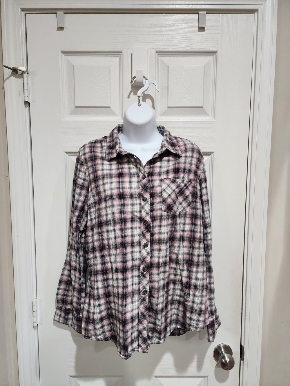 Blue Mountain Women’s Medium Pink & Black Plaid Flannel Long Sleeve Collar Shirt